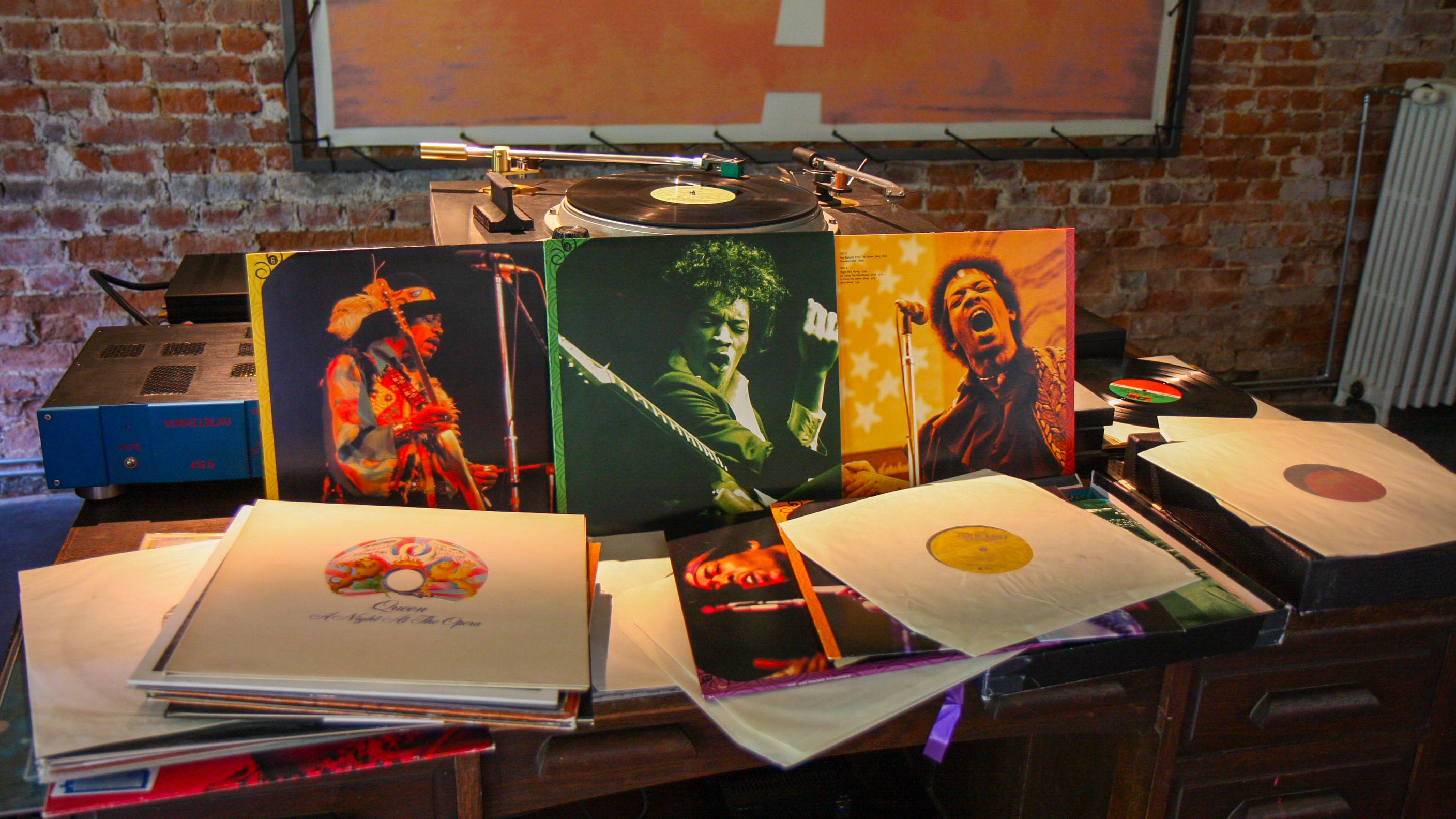 Vinyl Records on the table, Jimmi Hendrix, Queen